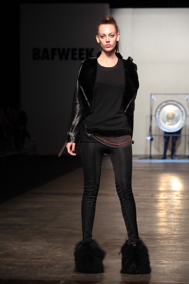 Emilse Benitez x - pasarela - Perdon 33
